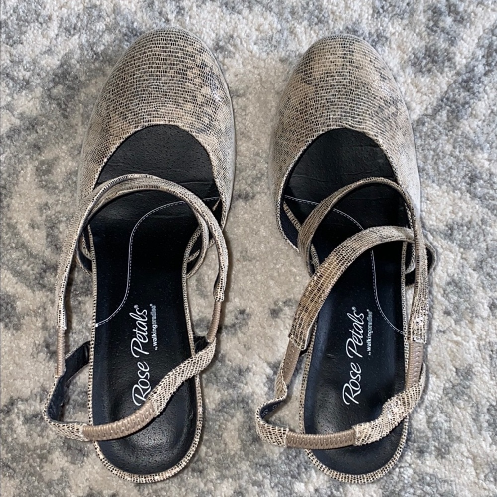 ROSE PETALS BY WALKING CRADLE PUMPS